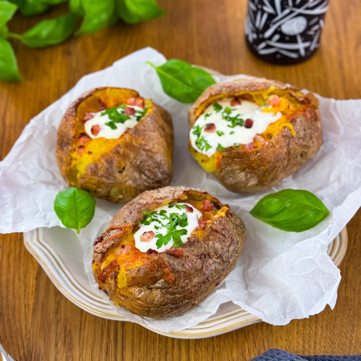 Gebackene Kartoffeln mit Cheddar, Speck und Sour Creme - cusori.com