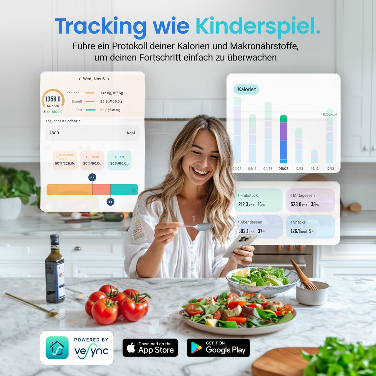 Glückliche Frau in moderner Küche mit Salat & Smartphone. App-Screens zeigen Kalorien- & Makronährstoff-Tracking mit dem Slogan „Tracking wie Kinderspiel.“