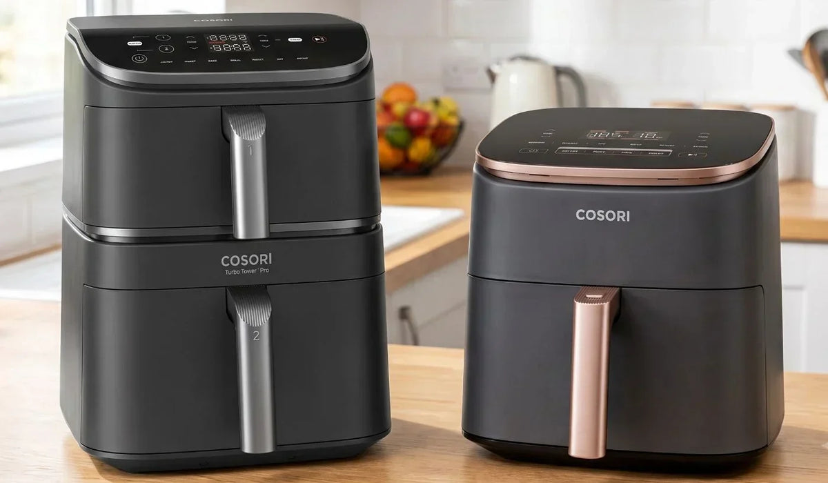 Vergleich zwischen COSORI Turbo Tower Pro Doppelkorb-Heißluftfritteuse und TurboBlaze Einzelkorb-Modell auf der Arbeitsfläche