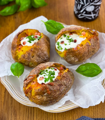 Gebackene Kartoffeln mit Cheddar, Speck und Sour Creme - cusori.com