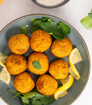 Gemüse-Falafel mit Joghurt-Dip und Pita-Brot - cusori.com