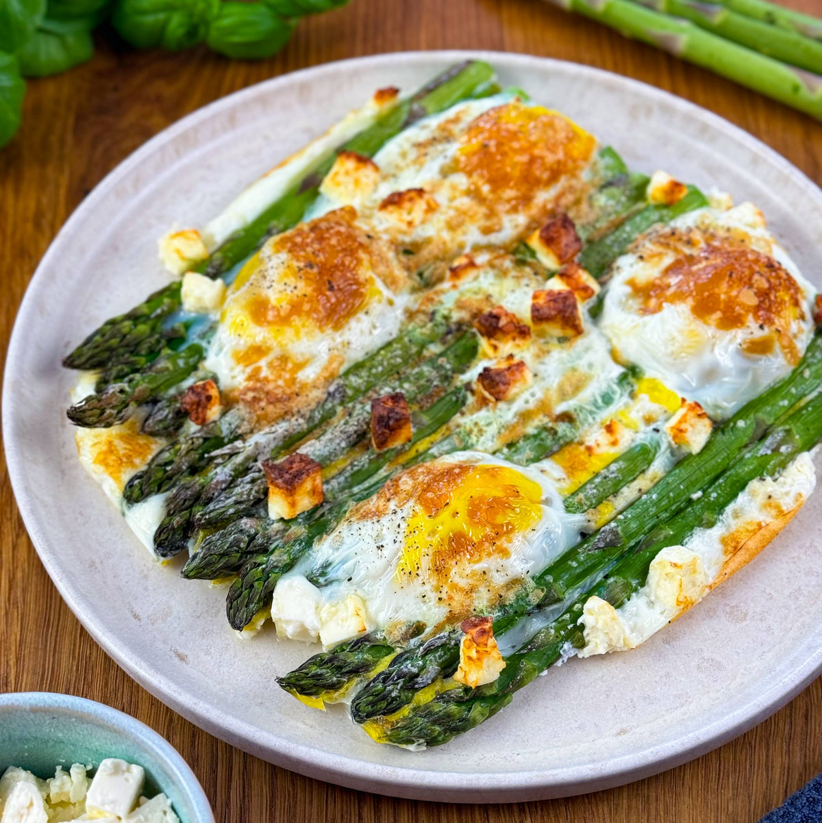 Grüner Spargel mit Eier und Hirtenkäse - cusori.com
