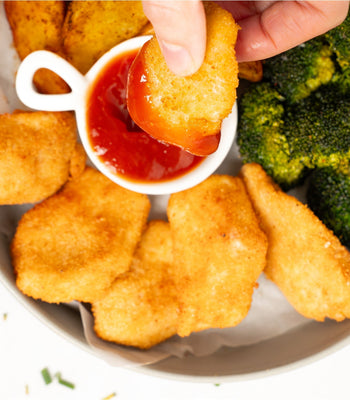 Knusprige Hähnchennuggets mit Kartoffelecken und Brokkoli - cusori.com
