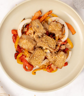Knusprige Tofuwürfel mit asiatischem Gemüse und Erdnusssauce - cusori.com