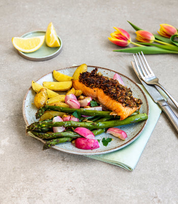 Lachsfilet mit Kräuterkruste auf grünem Spargel mit Radieschen und Kartoffeln - cusori.com