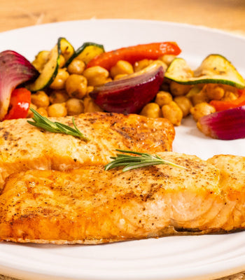 Mittelmeer-Lachs mit gegrilltem  Gemüse und Kichererbsen - cusori.com