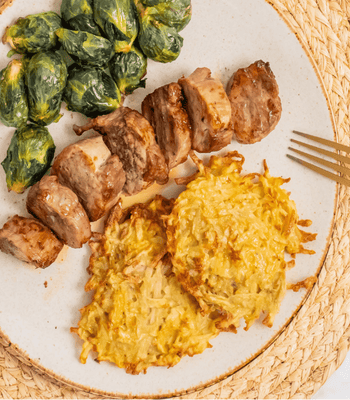 Schweinsmedaillons mit Kartoffelrösti und Rosenkohl - cusori.com