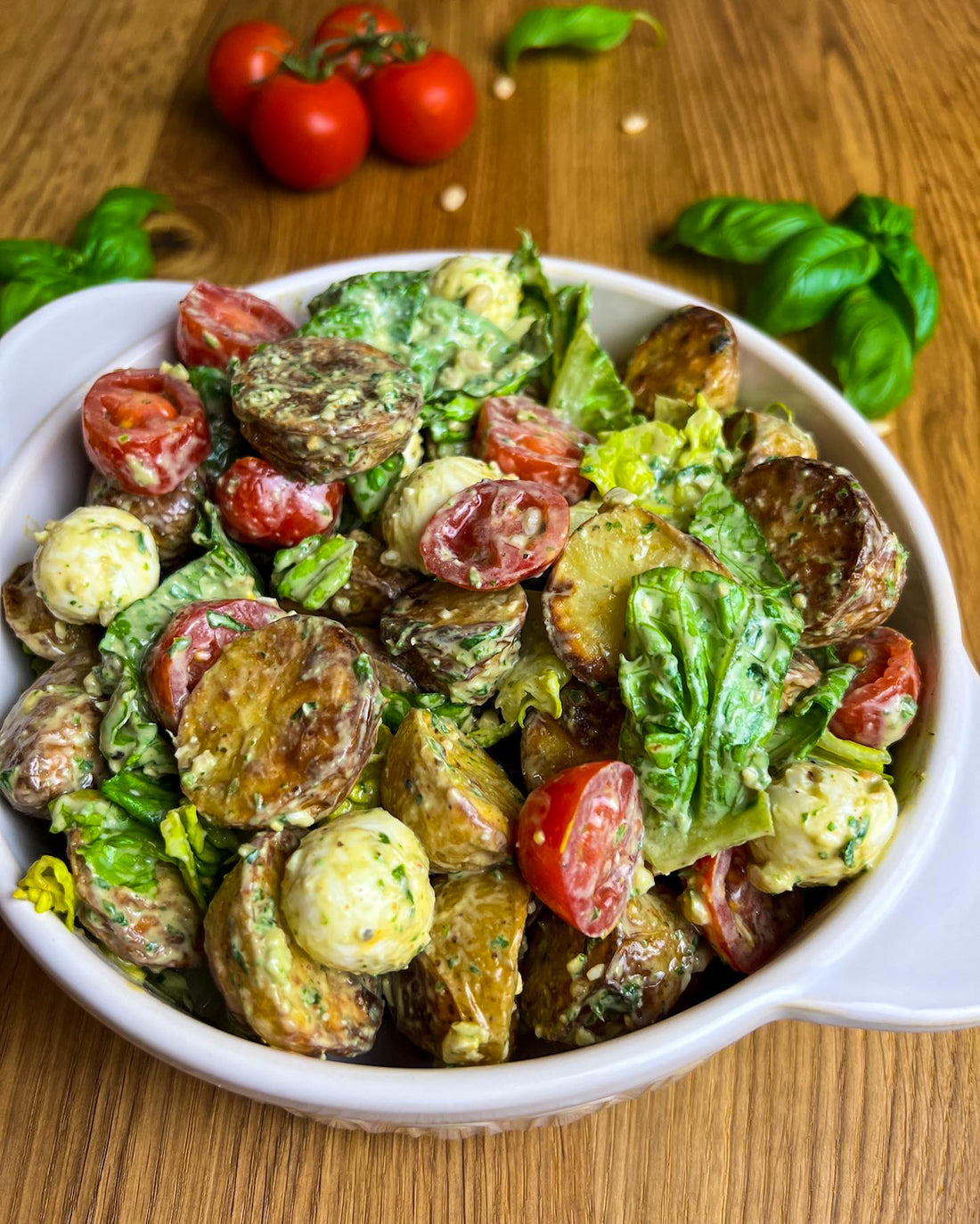 Knuspriger Kartoffelsalat mit Tomaten und Mozzarella
