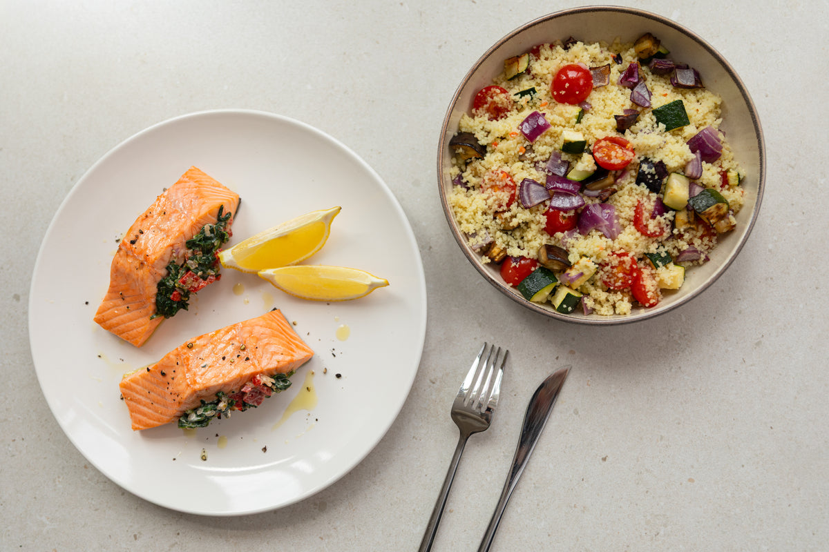 Lachs mit Spinatfüllung und Couscous mit Ofengemüse