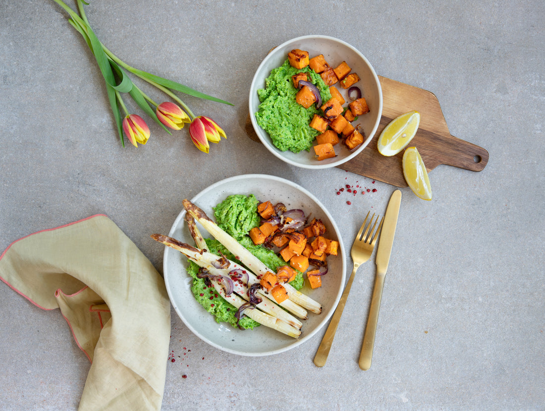 Gebackener Spargel auf Erbsenpüree mit Süßkartoffeln