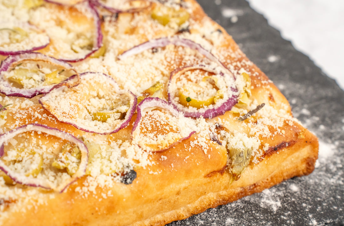 Focaccia mit grünen Oliven, Arti-schockenherzen und Parmesan