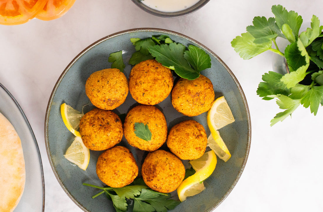 Gemüse-Falafel mit Joghurt-Dip und Pita-Brot
