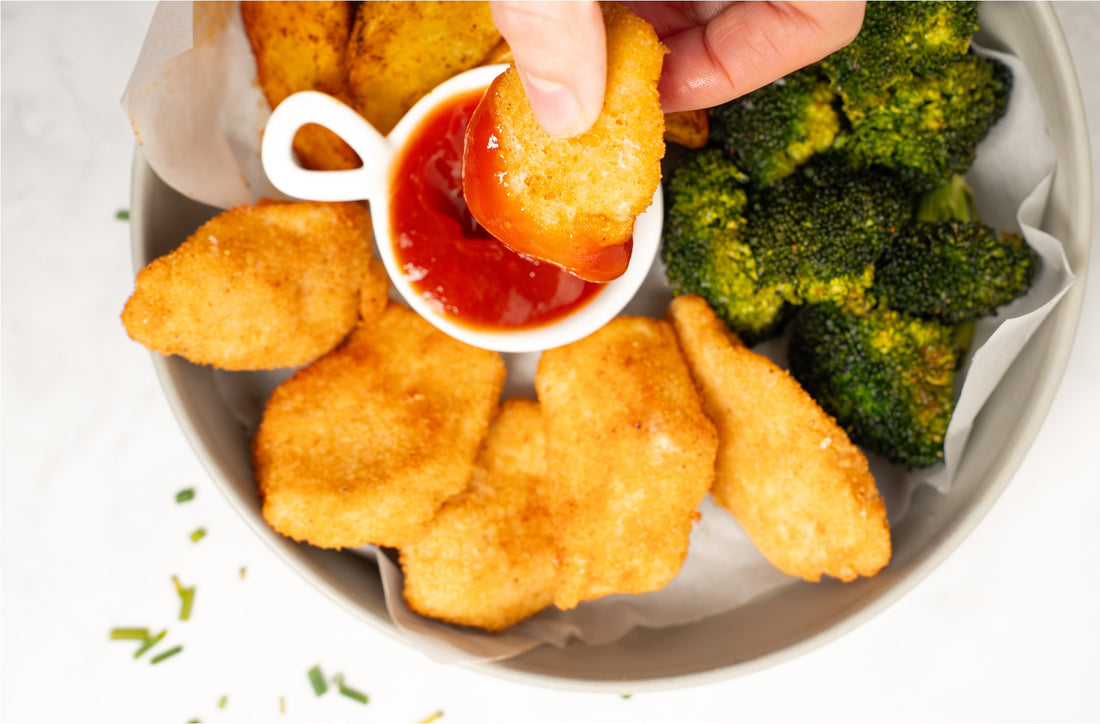 Knusprige Hähnchennuggets mit Kartoffelecken und Brokkoli