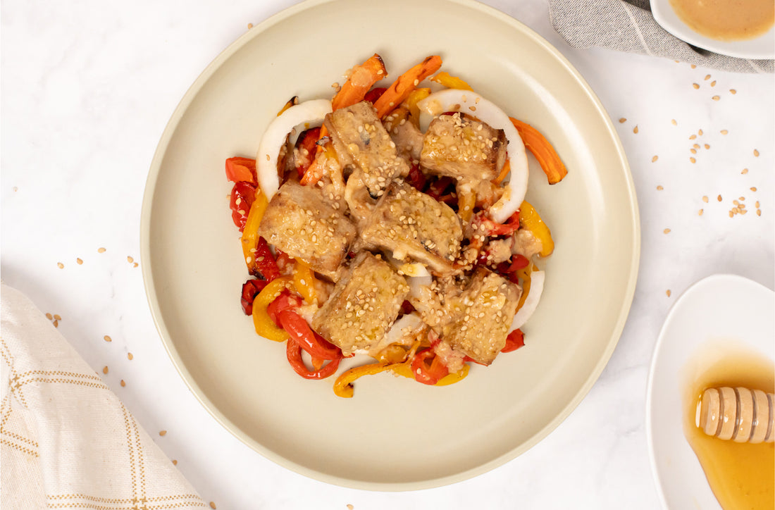 Knusprige Tofuwürfel mit asiatischem Gemüse und Erdnusssauce