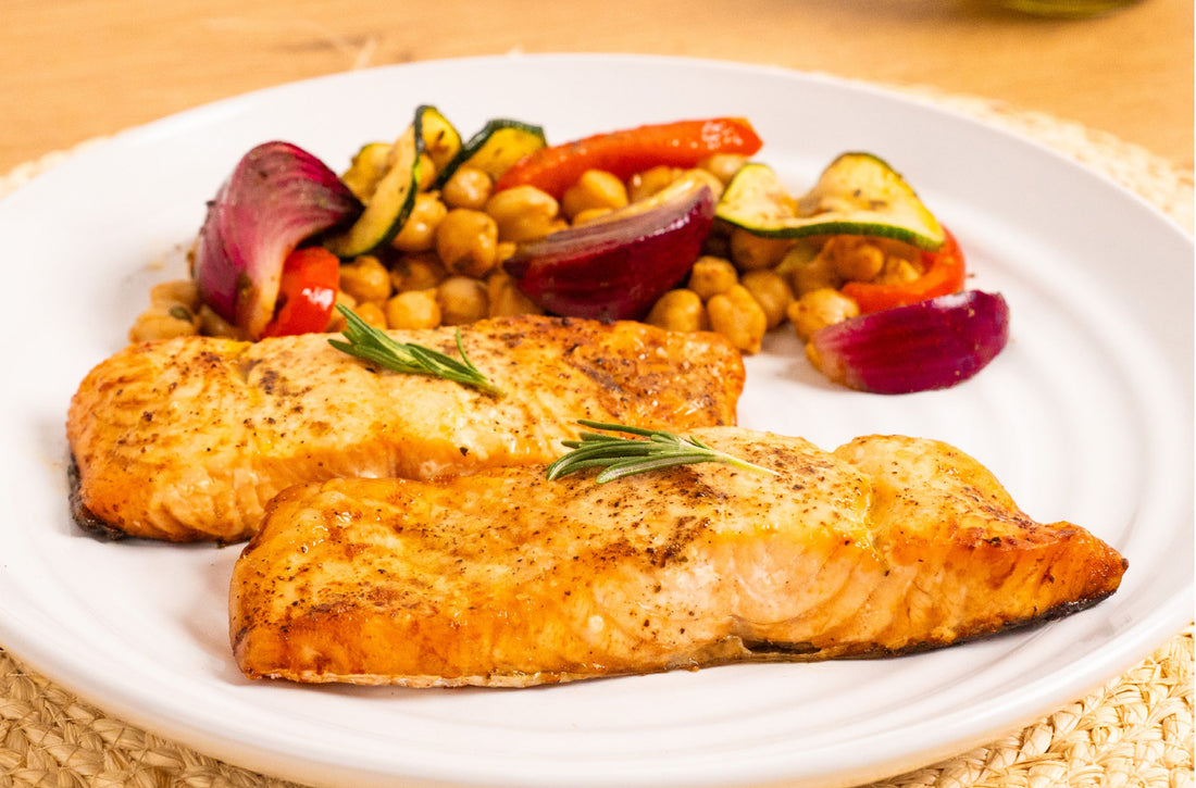 Mittelmeer-Lachs mit gegrilltem  Gemüse und Kichererbsen