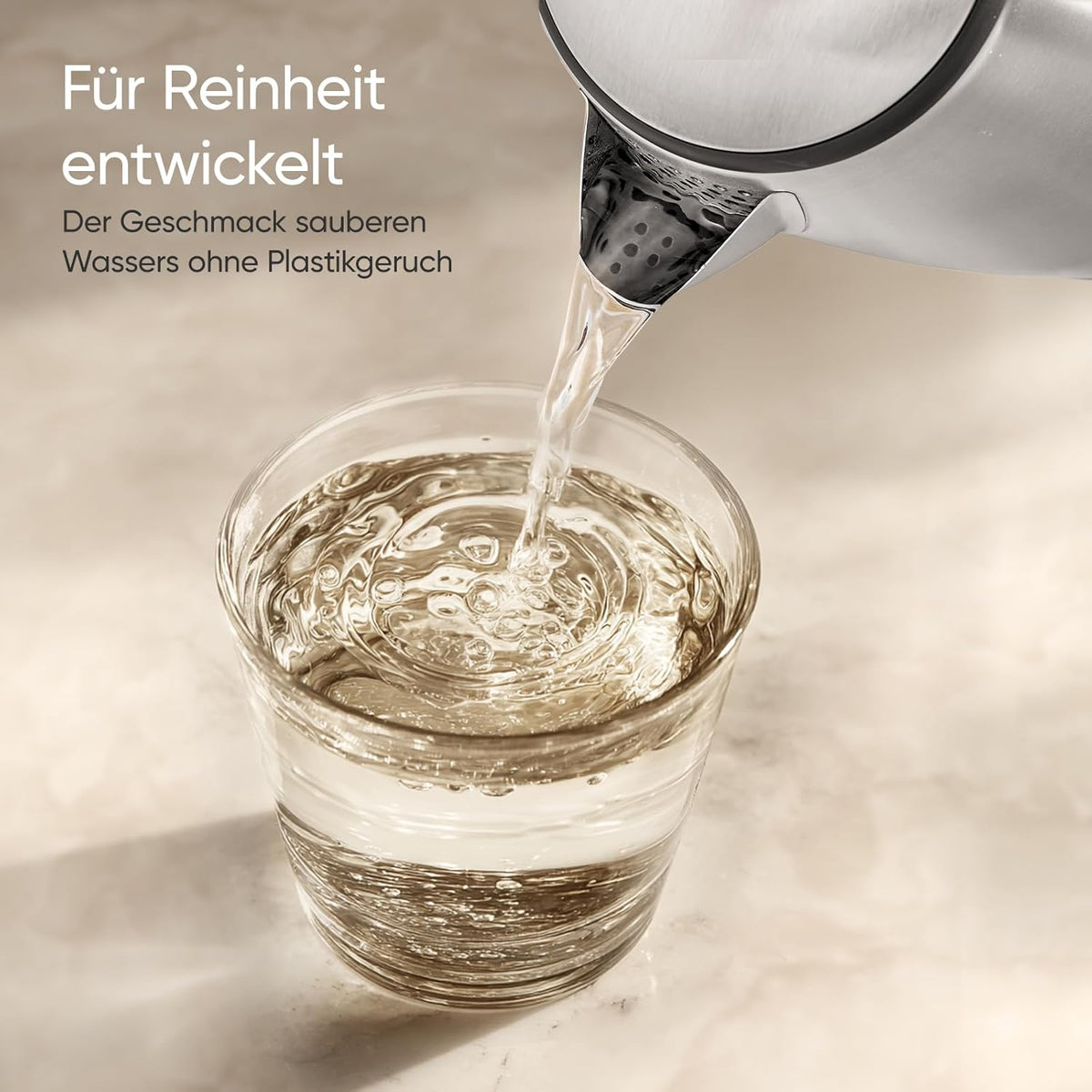 Heißes Wasser einschenken mit dem COSORI Edelstahl Wasserkocher